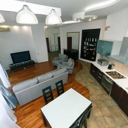 Lux Near Maidan, Khreschutyk 3br דירה קייב