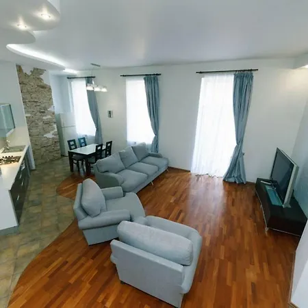 דירה Lux Near Maidan, Khreschutyk 3br