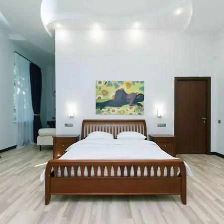 Lux Near Maidan, Khreschutyk 3br * קייב